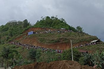 Warga antusias nonton dari atas bukit pada ajang IATC di Sirkuit Mandalika
