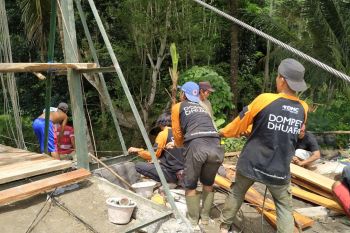 DMC Dompet Dhuafa renovasi Jembatan Cijambu Sukabumi