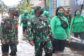 Angin kencang terjang Kapuas Hulu saat banjir masih melanda