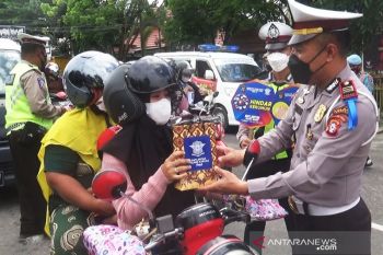 Pengendara tertib lalu lintas di Kapuas diberi bingkisan