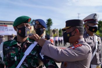 Polda Sulbar mengedukasi masyarakat agar patuhi protokol kesehatan
