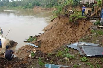 Rumah warga Desa Kedondong OKU nyaris hanyut terbawa longsor