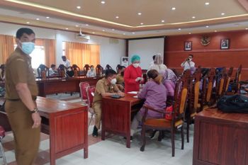 Cegah penyebaran COVID-19, ratusan pegawai DPRD Kapuas dites antigen