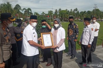 Polres Agam serahkan penghargaan bagi 24 orang yang sukseskan vaksinasi