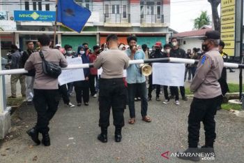 Puluhan mahasiswa yang unjuk rasa ke Polres Aceh Barat