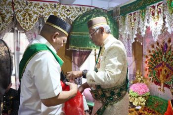 Ketua DPD RI diberi gelar adat "Petta Punggawae To Mappatunru" di Addatuang Sidenreng