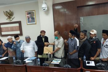 Sejumlah warga sampaikan aspirasi ke DPRD Sumbar terkait Menag Yaqut