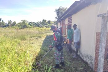 TNI bersama warga bersihkan lingkungan gereja kampung Muare Mimika