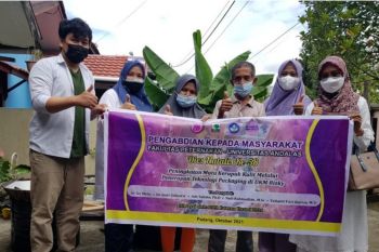 Fakultas Peternakan Unand Bantu IKM Kerupuk Kulit Rizky Dengan Pengemasan Vakum