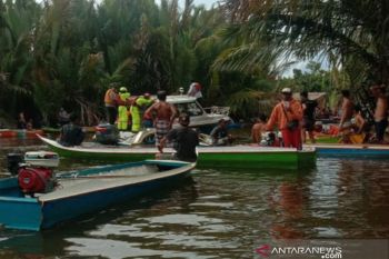 Basarnas Kendari evakuasi korban kecelakaan kapal di Sungai Malili Luwu Timur