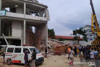 Gedung SMAN roboh saat proses perbaikan