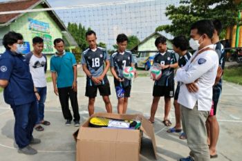 Lestari Moerdijat salurkan alat olah raga kepada klub di Demak dan Kudus