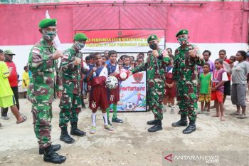 Satgas TNI Yonif 403 resmikan klub sepakbola anak perbatasan Pratista FC