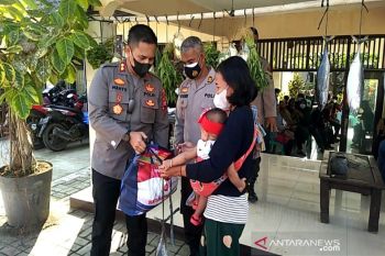 Polres Pekalongan Kota bagikan 100 paket sembako  peserta vaksinasi