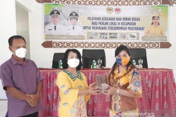 Perajin di Gumas dilatih membuat anyaman berbahan limbah koran