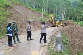 Kapolres Kulon Progo tinjau lokasi tanah longsor
