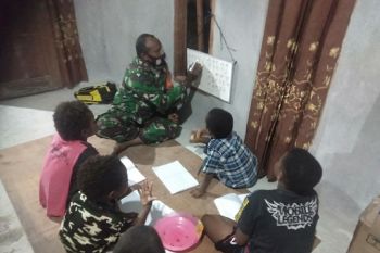 TNI beri pelajaran tambahan anak Kampung Karya Kencana Mimika Papua