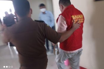 Kanwil DJP Pajak Jatim II serahkan tersangka pengemplang pajak kepada Kejaksaan