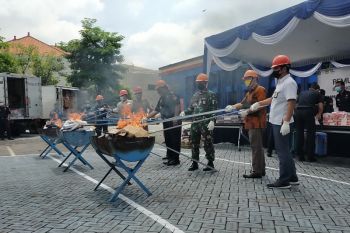 Bea Cukai Juanda ungkap barang ilegal didominasi HP dan rokok