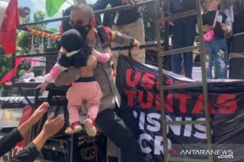 Polisi evakuasi tujuh balita yang dibawa demo di Gedung KPK
