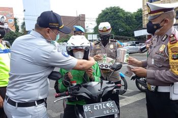 Jasa Raharja beri hadiah helm kepada pengendara yang patuh pada Operasi Zebra Krakatau
