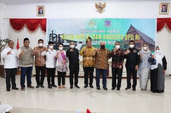 Ketua DPD RI LaNyalla kenalkan salam huruf "L" di Muna