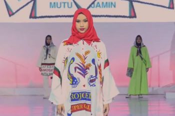 Hannie Hananto tampilkan busana "karung beras"