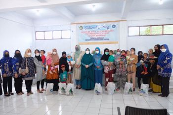 PKK Sulsel serahkan bantuan sembako kepada anak gizi buruk di Gowa