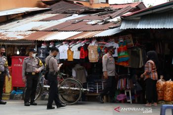 Polisi gebrak pasar di Bukittinggi untuk percepat capaian vaksinasi