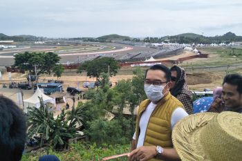 Ridwan Kamil menonton balapan dari bukit "viral" Mandalika