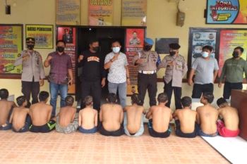Belasan remaja diamankan polisi terkait pengeroyokan dan pengrusakan rumah