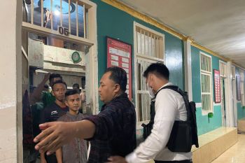 Petugas Lapas Rajabasa razia dan tes urine dadakan kepada napi dan petugas