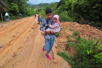 Akses jalan desa terpencil di Jambi