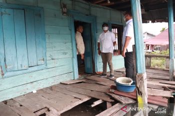 Anggota DPR RI salurkan bantuan renovasi rumah di Kota Pariaman