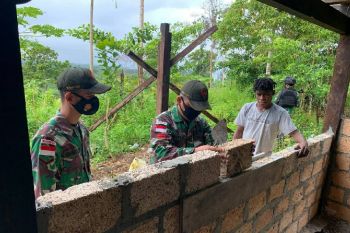 Satgas TNI Yonif 131 bantu renovasi rumah warga perbatasan RI-PNG
