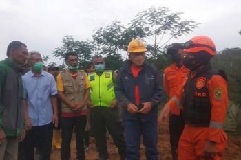 Plh. Bupati Banjarnegara tinjau lokasi tebing longsor di Pagentan