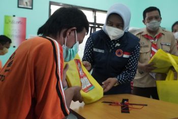 Ning Ita serahkan beasiswa bagi puluhan siswa SLB
