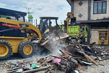 Pasar Aur Tajungkang Bukittinggi dibersihkan pascakebakaran
