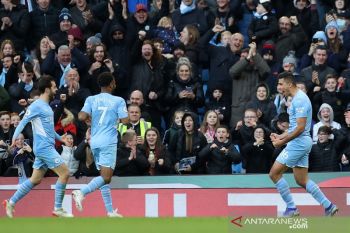 Manchester City gulung Everton 3-0