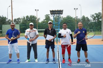 Bupati Siak dan Bupati Pelalawan bertarung di lapangan
