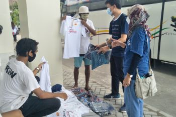 Pedagang pakaian di Sirkuit Mandalika meraup untung