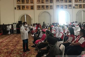Minister Rismaharani encourages students to fight ignorance, poverty