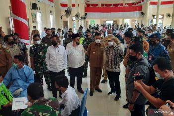 Menkopolhukam dan Mendagri meninjau kegiatan vaksinasi di Natuna
