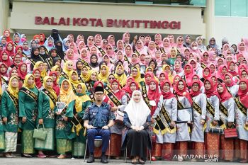 Pemkot Bukittinggi wisudakan 533 peserta Sekolah Keluarga