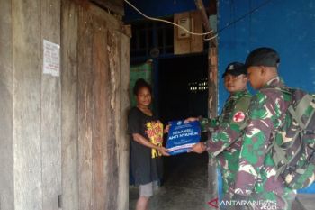 Satgas TNI bagikan kelambu anti nyamuk untuk warga di perbatasan RI-PNG