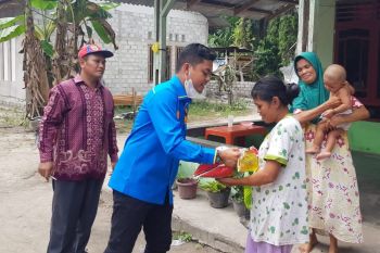 KNPI Bengkalis bagi sembako ke masyarakat kurang mampu