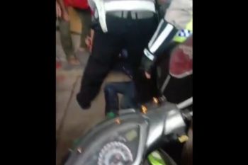 Pencuri sepeda motor di Cakung lari ke atas genteng