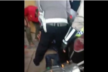 Aksinya ketahuan, seorang pencuri sepeda motor di Cakung lari ke atas genteng