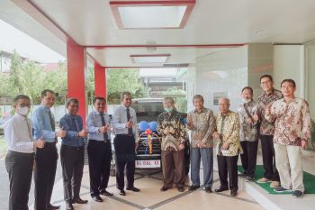 Bank Nagari serahkan mobil operasional pada Universitas Dharma Andalas