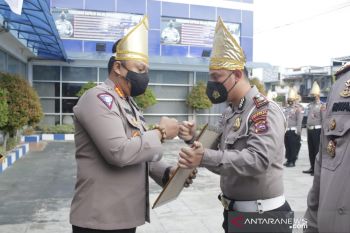 Genjot capaian vaksinasi COVID-19, Satlantas Polresta Padang raih penghargaan Polda Sumbar